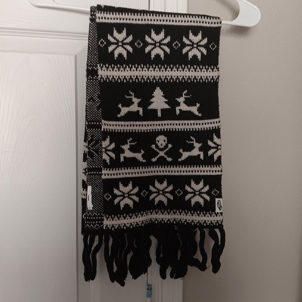 Vans Black & White Skull and Crossbones Reindeer Christmas Knit Scarf